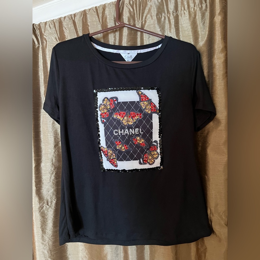 Embellished short sleeve t-shirt.